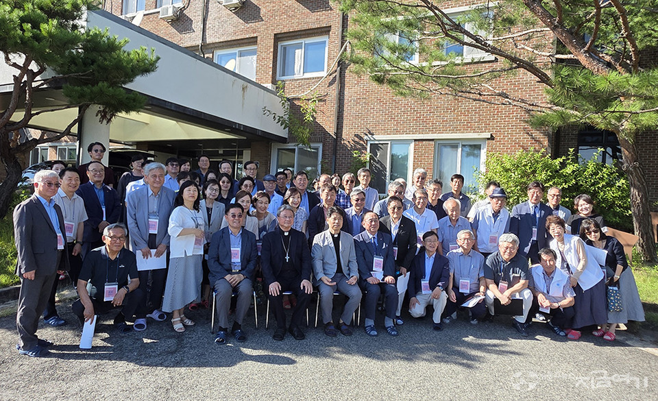 5일&nbsp;연수 개막 미사 뒤에&nbsp;안동교구 농은수련원 앞에서 권혁주 주교와 참가자들.&nbsp;&copy;경동현 기자<br>