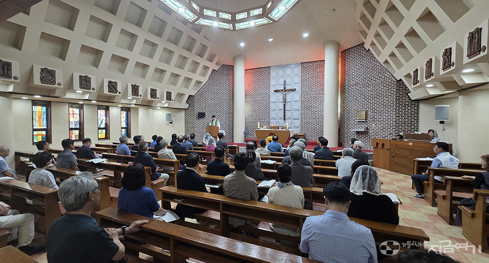 6일 파견 미사를 드리고 있는 평단협 연수 참가자들.&nbsp;&copy;경동현 기자<br>