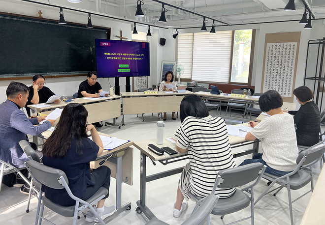 이날 두 번째 발표를 하고 있는 김남희 교수(모니터 앞)와 경청하고 있는 참가자들. (사진 제공 = 현재우)