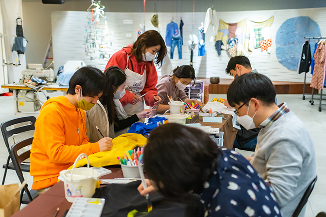 ‘21% 파티’에 참여하고 있는 사람들. (사진 제공 = 다시입다연구소)