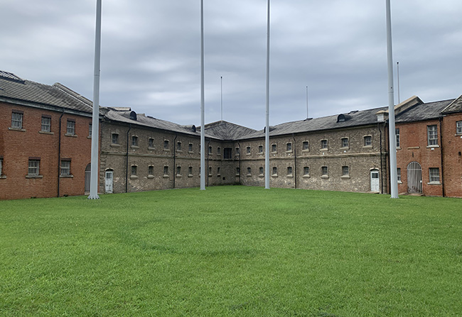 뤼순 감옥 경내. 원래 러시아의 감옥이었으나 일본이 접수하고 확장했다. 빨간색 벽돌 부분이 일본이 중축한 건물이다. ⓒ2025 만주평화순례단<br>