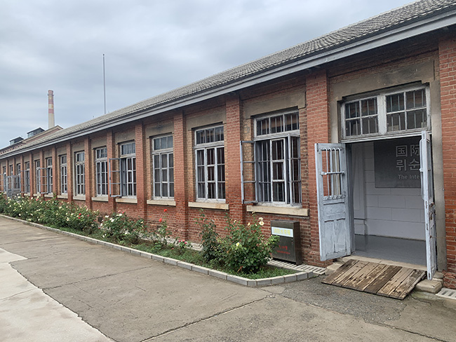 뤼순 감옥 안에 있는 ‘뤼순의 국제지사들’ 전시관 입구. ⓒ2025 만주평화순례단<br>