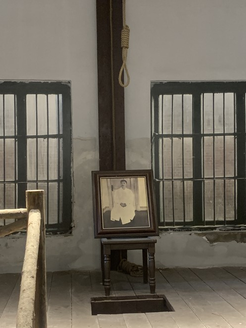 안중근 의사가 사형당한 곳에 놓인 사진. ⓒ2025 만주평화순례단<br>