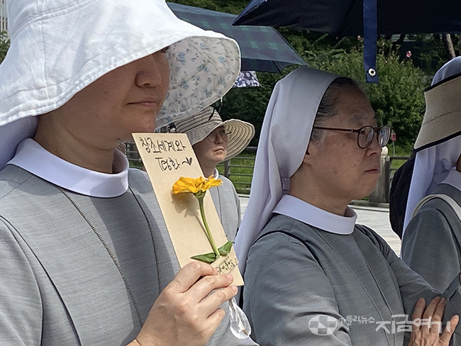 이날 '창조 세계와 평화' 미사와 기후정의행진에 참여한 수도자들. ⓒ정현진 기자 <br>