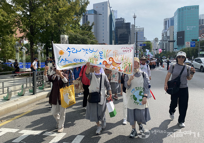 미사가 끝난 뒤, 참가자들은 '수라 갯벌은 살아 있다'라고 적은 현수막을 들고 종로 일대를 행진하며, 본대회가 열리는 광화문으로 향했다. ⓒ정현진 기자&nbsp;