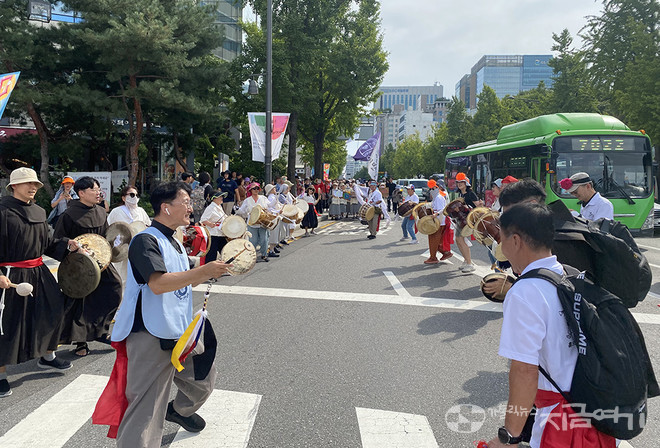 행진단 앞에서 길을 열어 주는 풍물패. ⓒ정현진 기자 <br>