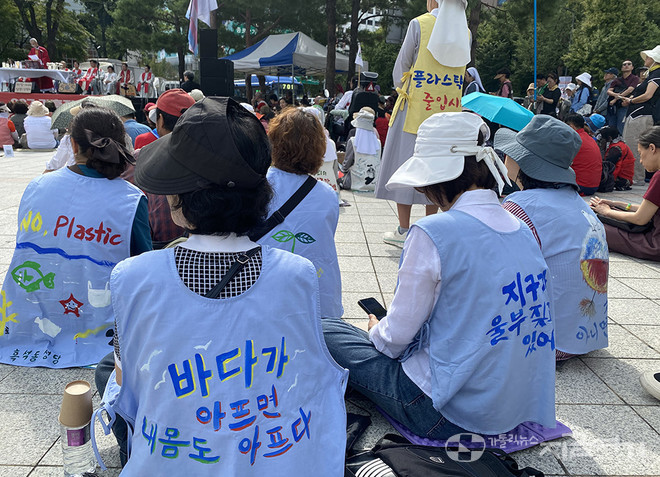 흑석동 성당 신자들이 '플라스틱 금지', '바다가 아프면 내 몸도 아프다', '지구가 울부짖고 있어' 등 기후정의 실현 글이 적힌 하늘색 조끼를 입고 미사를 드리고 있다. ⓒ정현진 기자&nbsp;
