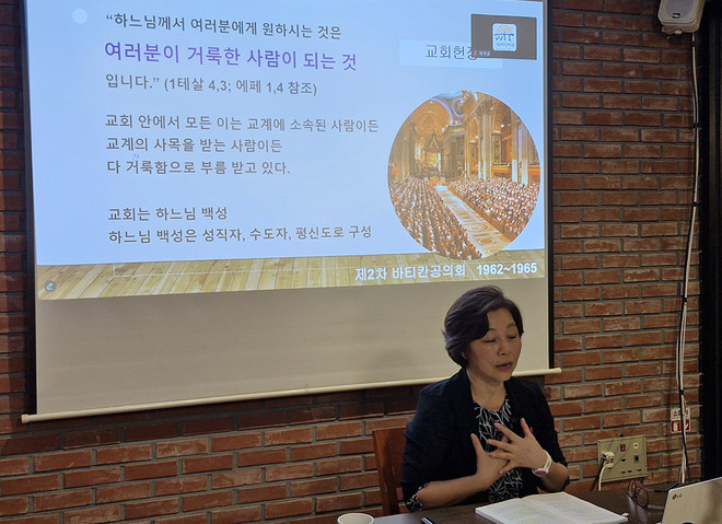 9월 26일, 예여공 특강 '가톨릭교회와 여성 리더십'에서 강영옥 박사(루치아)가 강연하고 있다. (사진 제공 = 예여공)<br>