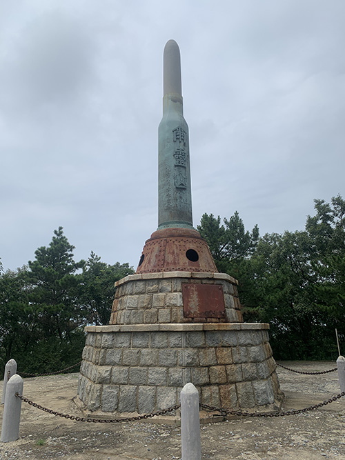 203고지의 위령탑. 포탄의 탄피로 만들었다. ⓒ2025 만주평화순례단<br>
