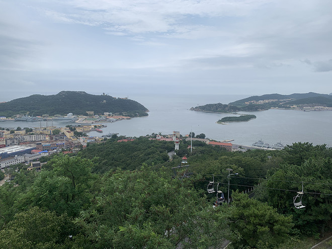 백옥산에서 바라본 뤼순 앞바다. ⓒ2025 만주평화순례단<br>