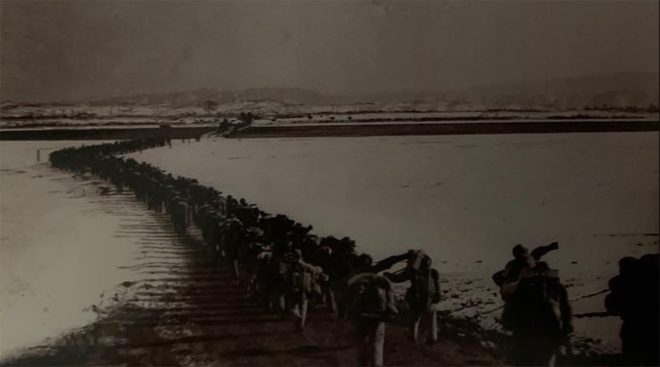 얼어붙은 압록강을 건너는 중국군. 항미원조기념관에서 산 엽서 중에서. ⓒ2025 만주평화순례단<br>