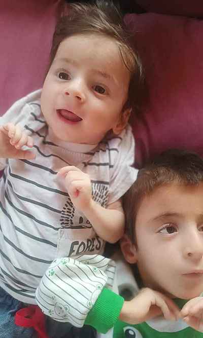 음식을 구할 수 없어 영양실조로 세상을 떠난 아담(왼쪽)과 고통받는 아흐메드. (사진 제공 = Niveen Kafarna)