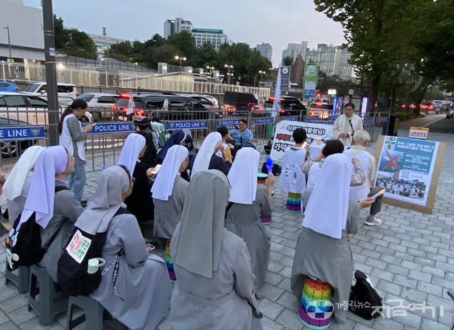 2일 용산 대통령실 앞에서 '가덕도 신공항 백지화 촉구 미사'가 봉헌됐다. ⓒ정현진 기자&nbsp;<br>