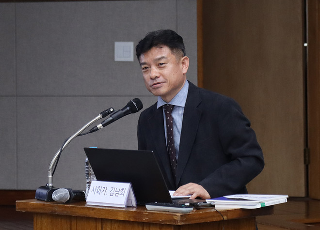 ‘평신도’ 용어에 대한 인식과 ‘시노달리타스’ 실현을 위한 전국 설문조사 결과를 발표하는 경동현 연구실장(우리신학연구소, 평신도사도직연구소). (사진 제공 = 한국평단협)<br>