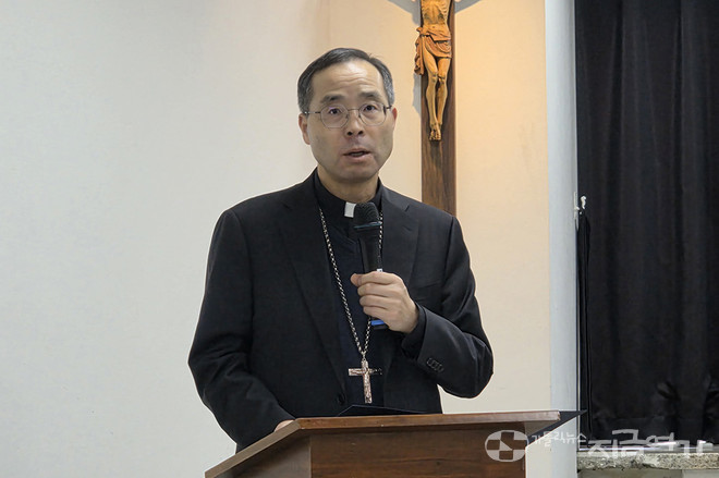 토론회 시작에 앞서 김선태 주교가 인사말 전하고 있다.&nbsp;ⓒ경동현 기자<br>