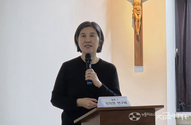 제1발제 'AI가 고용과 노동에 미치는 영향'을&nbsp;발제하는 장지연 한국노동연구원 선임연구위원.&nbsp;ⓒ경동현 기자<br>