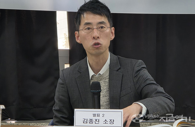 제2발제 '자본 편향적 AI 활용과 노동시장 변화 및 노동 통제 위험성과 대안 모색'을 주제로 발표하는 김종진 일하는 시민연구소 소장.&nbsp;ⓒ경동현 기자<br>
