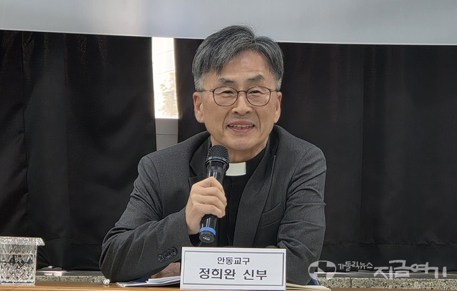 제3발제, 'AI시대, 노동과 인간 존엄성에 관한 신학적 고찰'을 주제로 발표하는 정희완 신부.&nbsp;ⓒ경동현 기자<br>