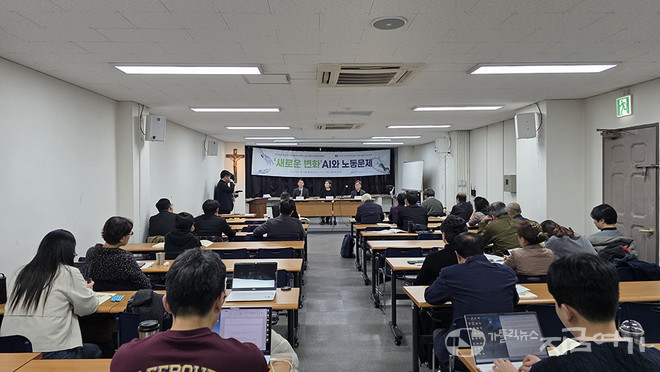 종합 토론 시간, 질문에 답변 중인 발제자들. ⓒ경동현 기자<br>