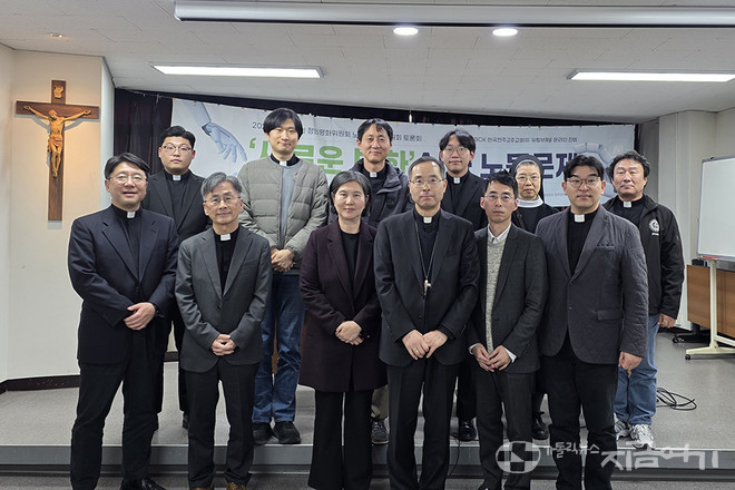 토론회 마치고 김선태 주교와&nbsp;발제자 3명,&nbsp;주교회의 정의평화위원회 노동소위 위원들과 함께. ⓒ경동현 기자<br>