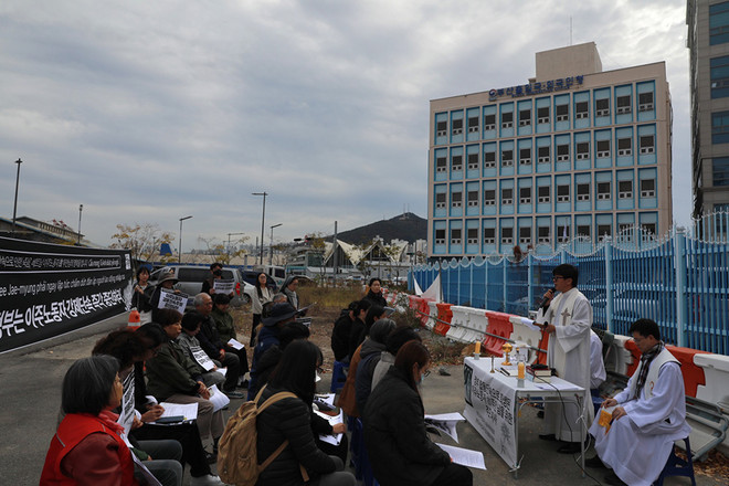 천주교 부산교구 노동사목위원회와 정의평화위원회 주관으로 11월 12일 12시 부산 시민사회와 신자들이 참석한 가운데 부산출입국외국인청 앞에서 고 뚜안 님을 위한 추모 미사를 봉헌했다. ⓒ장영식