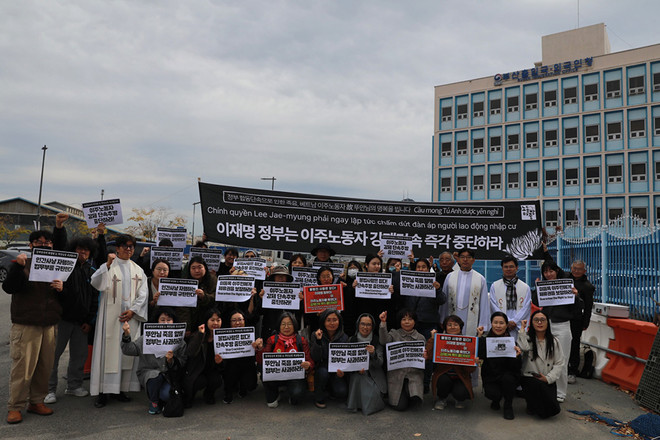 미사를 봉헌한 후에 참석한 이들이&nbsp;부산출입국외국인청을 배경으로&nbsp;뚜안 님의 절규가 우리 사회의 각성을 불러일으키는 잊혀지지 않는 목소리가 되도록, 남은 이들이 마지막까지 마음 모을 것을 다짐했다. ⓒ장영식