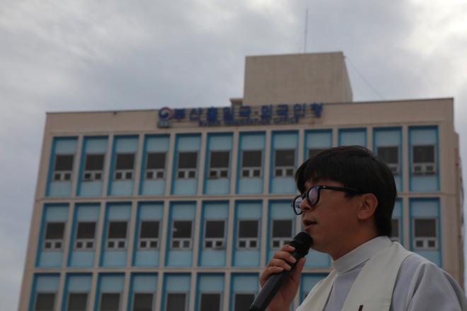 천주교 부산교구 김진호 노동사목 부본부장은 강론에서 "한 사회가 얼마나 정의로운가에 대한 답은 그 사회가 강한 자를 어떻게 대하느냐가 아니라, 가장 약한 자를 어떻게 대하는가에 달려 있습니다. 그래서 뚜안 씨의 죽음은 개인의 비극적 사건이 아니라, 우리가 어떤 사회를 만들어 왔는가를 드러내는 거울과도 같은 사건입니다."라고 말했다.&nbsp;ⓒ장영식<br>