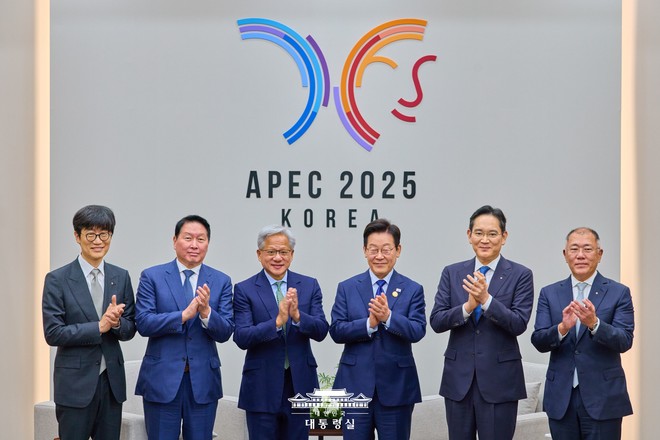 10월 31일, 2025 아시아 태평양 경제협력체(APEC)에서 이재명 대통령과 엔비디아의 젠슨 황 대표(왼쪽에서 세 번째), 삼성전자 이재용 회장, 현대차 정의성 회장, SK 최태원 회장, 네이버 이해진 의장이 만나, 아시아대평양 지역의 인공지능 수도로 도약할 대한민국의 미래를 함께 논의했다. (사진 출처 = 대통령실)&nbsp;