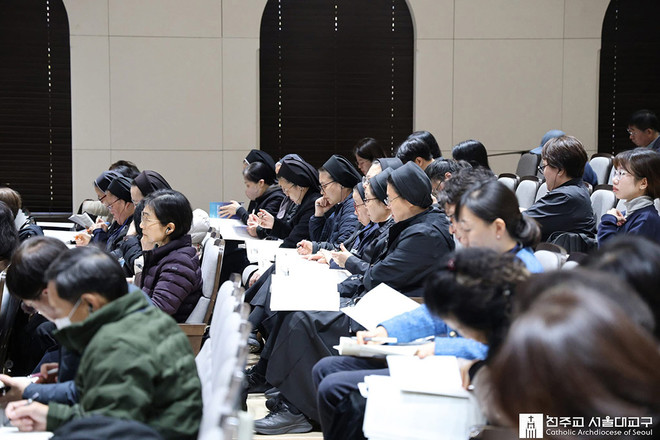 14일 열린 2025 한반도 평화나눔포럼에는 사제, 수도자, 신자들이 참석해 경청하고, 적극 의견을 나눴다. (사진 제공 = 서울대교구)<br>