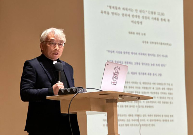 발제에 대한&nbsp;논평을 전하는 김정용 신부.&nbsp;(사진 제공 = 광주대교구 정의평화위원회)<br>