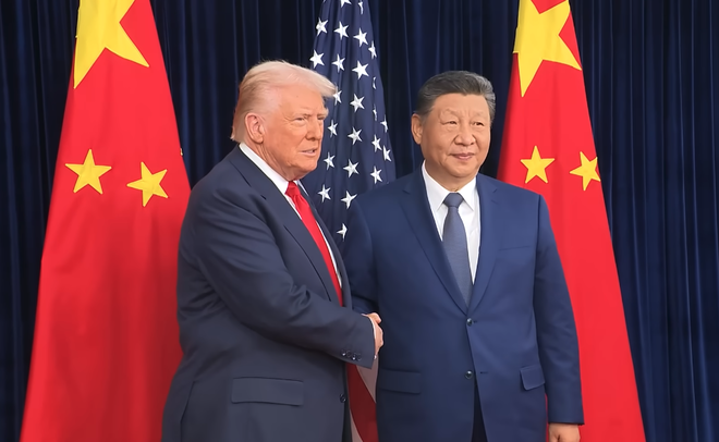 10월 30일, 도널드 트럼프 미국 대통령과 시진핑 중국 주석이 한국 부산에서 만나 인사하는 모습. (사진 출처 = The White House 유튜브 채널 동영상 갈무리)