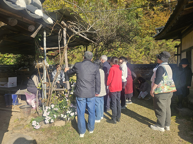 안동평화순례단이 문상길 중위의 생가의 현 주인과 대화를 나누고 있다. ⓒ예수살이공동체<br>