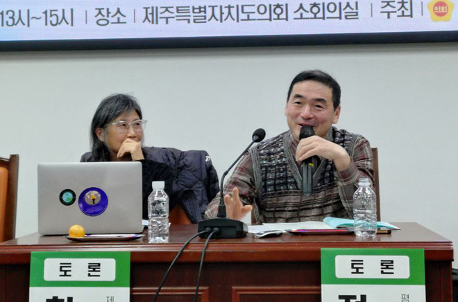 '비핵지대화의 세계적 흐름과 한반도의 상황'을 주제로 토론하고 있는&nbsp;정욱식 대표. (사진 제공 = 신강협)<br>