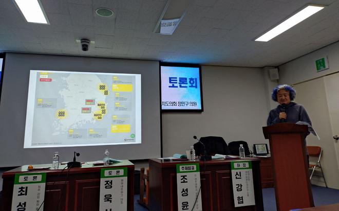  '부울경 핵발전소와 탈핵운동'을 주제로 토론하는 배성희 집행위원장. (사진 제공 = 신강협)<br>