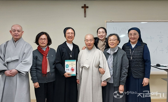 15일 서울 명동 영성센터에서 열린 ‘AI 시대 프란치스코 교종의 제언: 마음’ 토론회에 참여한 발표자들과 참가자들. ⓒ장소현 기자
