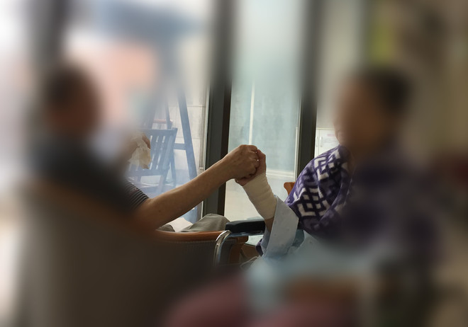 페티페이지의 노래를 배경 음악으로 틀어 드리고, 화해의 손을 잡은 할아버지와 할머니. 할머니가 편안해 보이셨다. ©오은선