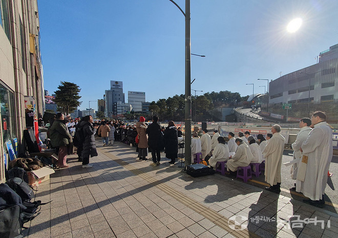 25일 서울 명동 세종호텔 앞 거리에서 ‘세종호텔 해고노동자와 함께하는 주님 성탄 대축일 낮 미사’가 봉헌됐다. ©장소현 기자<br>