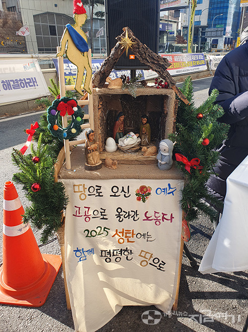 세종호텔 앞 철제 구조물 옆에 마련한 구유. ©장소현 기자<br>