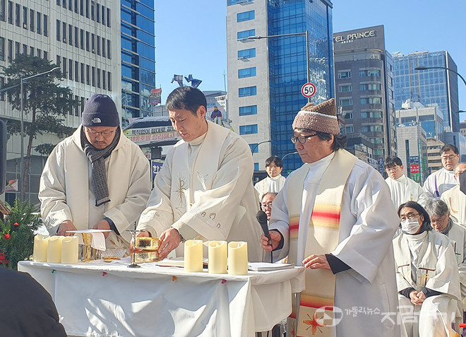 김시몬 신부(가운데)가 세종호텔 앞 거리 미사를 주례하고, 김정대 신부(오른쪽)가 강론 했다. ©장소현 기자