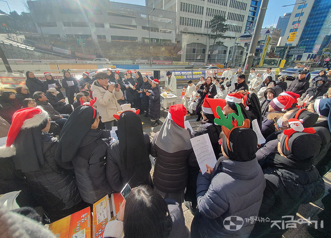 여자수도회 장상연합회 수도자들이 성가 ‘임마누엘’(하느님께서 우리와 함께 계시다)를 부르고 있다. ©장소현 기자<br>