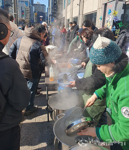 미사 뒤에는 따뜻한 떡국을 함께 나눴다. ©장소현 기자
