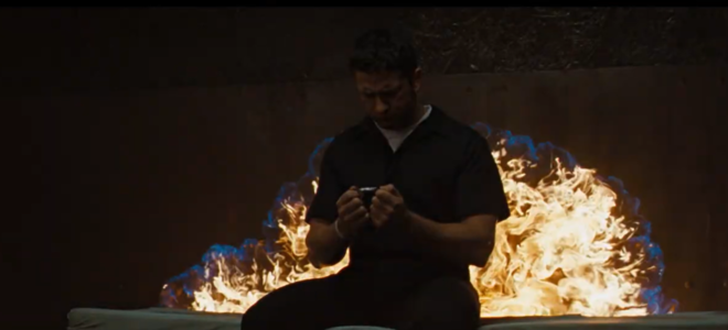 복수를 감행하는 클라이드. 이 영화의 제목이 역설적이다. (장면 출처 = ‘모범시민’)<br>