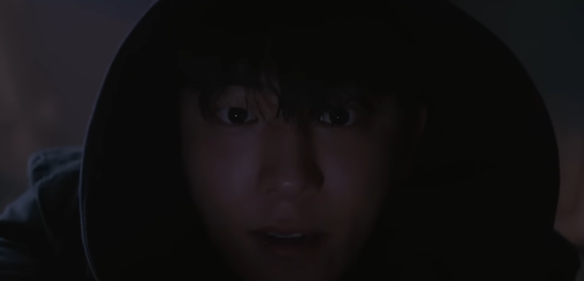 낮에는 경찰대생, 밤에는 심판자로 변신한다. (장면 출처 =&nbsp;‘비질란테’)<br>