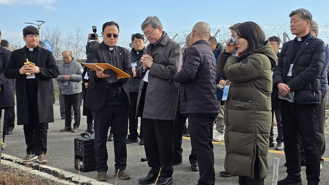 옥현진 대주교를 비롯한 사제들이 추모 미사에 앞서 사고 현장인 '로컬라이저(방위각 시설)'를 찾아 묵념하고,&nbsp;희생자들의 영원한 안식을 기원했다. (사진 제공 = 광주대교구)<br>