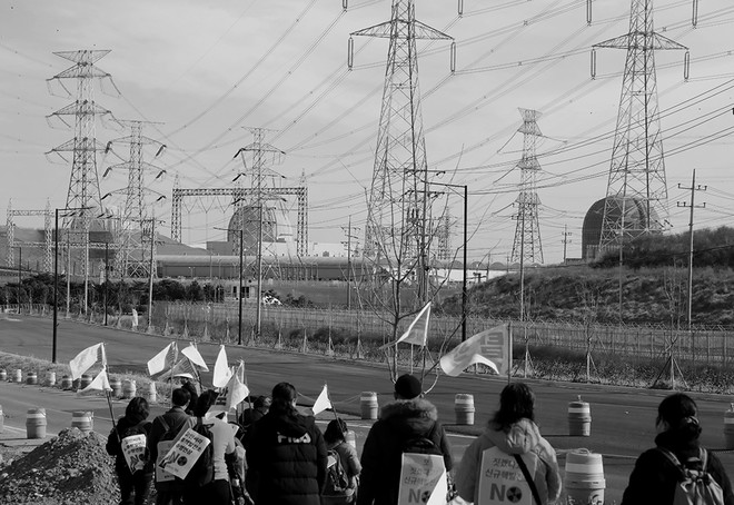 기자 회견을 마친 탈핵순례단이 부산과 울산의 행정 구역 경계 지점을 지나고 있다. 이 지역은 부산광역시 행정 구역인 신고리핵발전소 1, 2호기와 울산광역시 행정 구역인 신고리핵발전소 3, 4, 5, 6호기와 괴물 같은 초고압 송전탑이 펼쳐 있는 지역이다. 최근 한수원은 신고리핵발전소 3, 4, 5, 6호기의 이름을 새울(새로운 울산) 1, 2, 3, 4호기로 변경했다. ⓒ장영식<br>