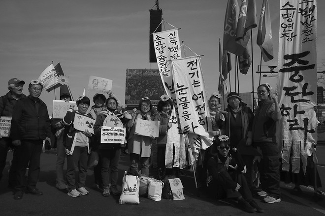 이재명 정부는 광화문에 모였던 '빛의 혁명'의 함성을 통합이라는 이름으로 왜곡해서는 안 된다. 윤석열이 '원전 르네상스'를 외칠 때, 빛의 혁명은 탈핵을 외쳤음을 잊지 말아야 한다. 시대의 전환을 외쳤음을 기억해야 한다. 탈핵! ⓒ장영식<br>
