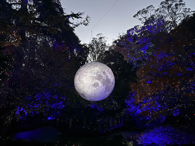 우리가 살고 세상은 전쟁 소식만 늘어 가고, 뿌리 뽑힌 사람들의 고통은 커져 간다. 그럼에도 불구하고, 신앙인의 희망은 결국 하늘나라에 있다는 사실을 감지할 때, 내 이웃의 상처가 보이기 시작한다는 놀라운 사실 속에서 이 지구를 바라보시는 하느님의 시선을 묵상한다. 그리고 노리치의 줄리안&nbsp;성당의 신비가처럼 기도한다. 모든 것은 다 잘될 것이다(All shall be well). ⓒ박정은<br>