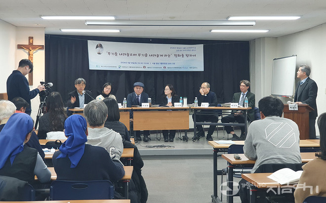 ��ǥ�ڰ� �߾��ϴ� ���� �����ڵ��� ��û�ϰ� �ִ�. ©����� ����<br>