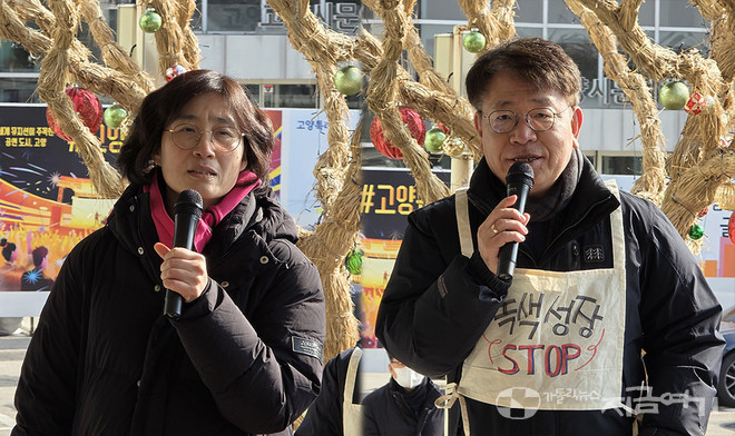 (왼쪽부터) 연대 발언하고 있는&nbsp;산황산 골프장 백지화 범시민대책위 김지영 씨와 식사동 데이터센터 반대 비상대책위원회 강순모 위원장. ⓒ경동현 기자<br>