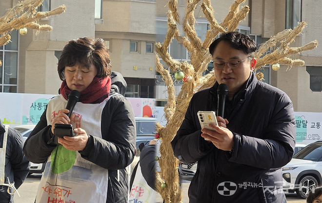 (왼쪽부터) 연대 발언하고 있는&nbsp;홈플러스 고양터미널 노조 지회장 정인숙 씨와 파주 시민이자 목동동 성당 신자 유형선 씨.&nbsp;ⓒ경동현 기자<br>